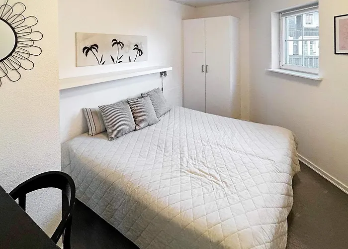 8 Person In Bogense-by Traum בוגנזה